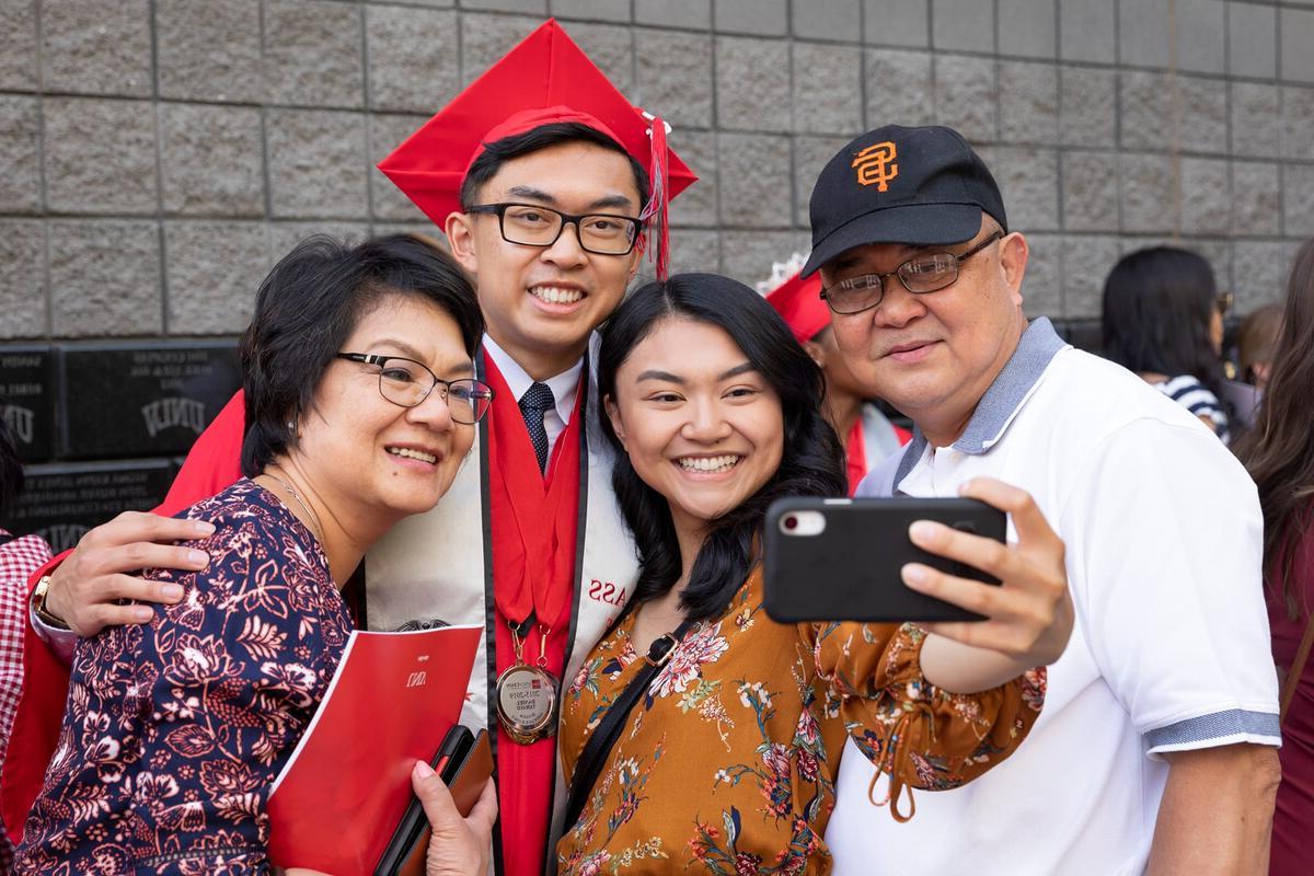 Family taking a selfie with the U-N-L-V graduate
