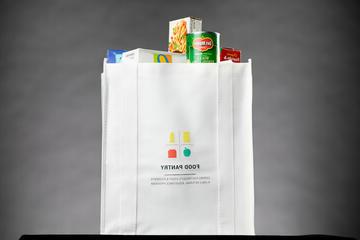 A UNLV食品储藏室 tote bag filled with groceries.