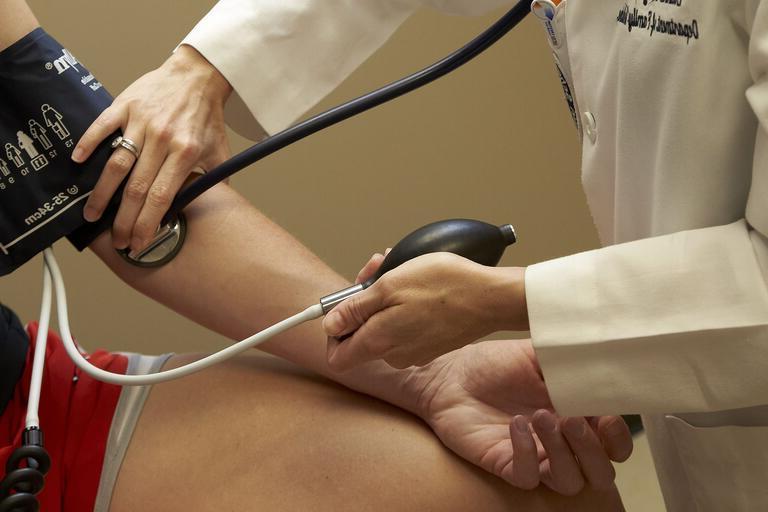 病人接受血压测试的特写