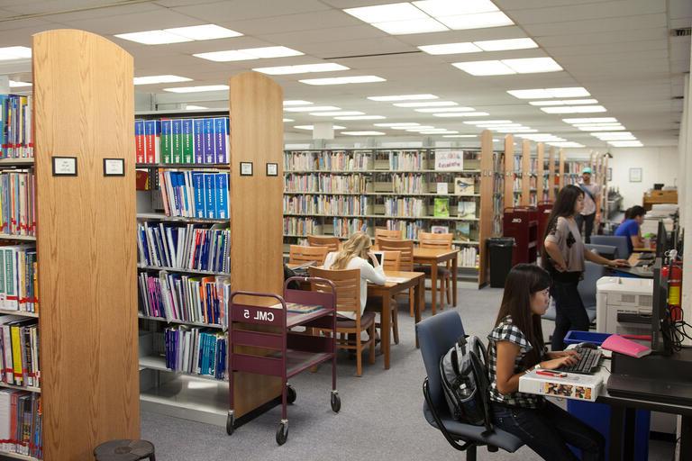 学生使用教师发展资源图书馆的电脑亭.